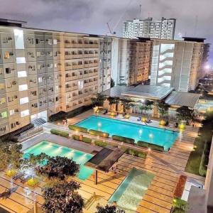 vista sul tetto di un edificio con piscina di Trees Residences 2 Bedroom Unit T21 by HerGura PMS a Manila