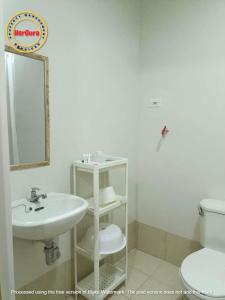 bagno con lavandino, servizi igienici e specchio di Trees Residences 2 Bedroom Unit T21 by HerGura PMS a Manila
