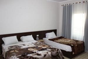 Andalusia Blue Beach Hurghada في الغردقة: غرفة فندقية بسريرين ونافذة