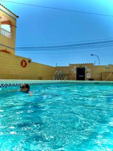 uma pessoa a nadar numa piscina em La Siesta em Torrevieja