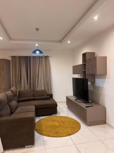uma sala de estar com um sofá e uma televisão de ecrã plano em 3 bedroom apartment in Marsascala em Marsaskala