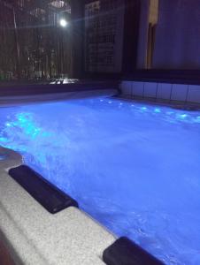 - une piscine d'eau bleue dans un bâtiment dans l'établissement Couleur pastel, à Saint-Louis