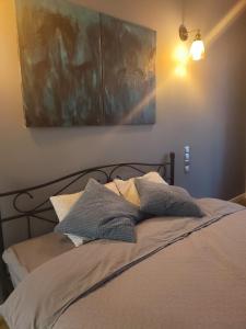 En eller flere senge i et værelse på Уютный лофт среди старых парков + 27 billeder