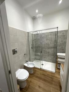 een badkamer met een douche, een toilet en een wastafel bij Appartamento Aretusa di G&G in Siracusa