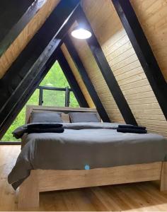 um quarto com uma cama no sótão em Cozy Cottage Dilijan Arg em Dilijan