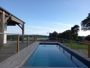 una piscina en la terraza de una casa en Studio Kerwood Sud Morbihan vue sur la Vilaine en Béganne