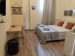 - une chambre avec un lit, une table et un bureau dans l'établissement BolognaFiera, à Bologne