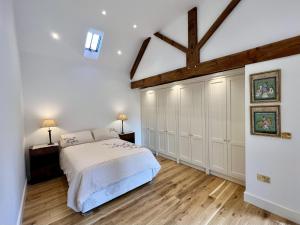 Drybrook的住宿－Coach House，一间卧室设有一张床和木制天花板