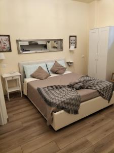 - une chambre avec un grand lit dans l'établissement BolognaFiera, à Bologne