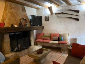 salon z kanapą i kominkiem w obiekcie Can Pavet w mieście Pontons
