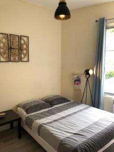 Posteľ alebo postele v izbe v ubytovaní Studio face aux thermes Linge Compris