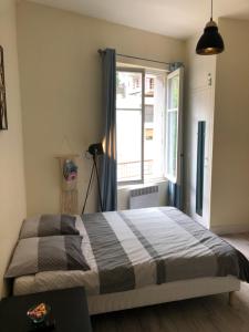 Posteľ alebo postele v izbe v ubytovaní Studio face aux thermes Linge Compris