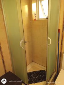 y baño con ducha y puerta de cristal. en Santa Rosa en Mendoza