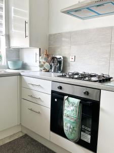 A kitchen or kitchenette at Cosy apartment