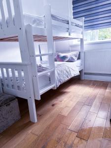 Poschodová posteľ alebo postele v izbe v ubytovaní Cosy apartment