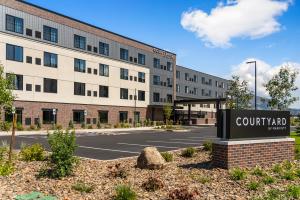 una señal de patio frente a un edificio en Courtyard by Marriott Bozeman en Bozeman