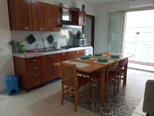 cocina con mesa de madera y sillas y cocina con ventana en Spaccanapoli house en Nápoles