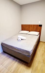 茹伊斯迪福拉的住宿－Hotel Platina，一张床上有两个枕头的房间