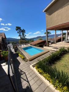 una piscina junto a una casa en Cabañas Tr'eje, en Valle de Bravo