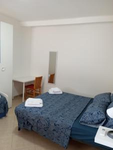 Habitación de hotel con 2 camas y escritorio en Spaccanapoli house en Nápoles