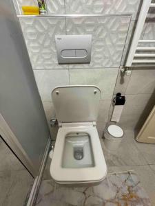 a small bathroom with a toilet in a stall at Çift klimalı, 110m2, 3+1, metro 5dk, 1000mbps inte in Karşıyaka