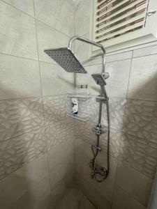 a shower with a shower head in a bathroom at Çift klimalı, 110m2, 3+1, metro 5dk, 1000mbps inte in Karşıyaka