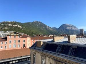 - une vue sur une ville avec des montagnes en arrière-plan dans l'établissement Studio calme hyper-centre, à Grenoble