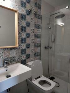 een badkamer met een toilet, een wastafel en een douche bij Bellavista Bolonia in Bolonia
