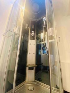 un ascensor con una caja de cristal en un barco en Le Marc à dé Abbeville baie de Somme, en Abbeville