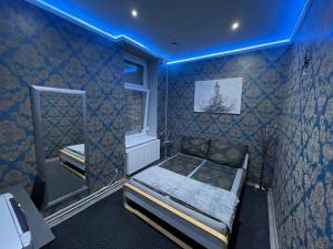 mały pokój z 2 łóżkami i lustrem w obiekcie Hostel Rooms w Debreczynie