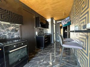 Luxury Penthouse in Sliema في سليمة: مطبخ مع كونتر وطاولة وكرسي