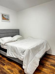 En eller flere senge i et værelse på 2 Bedrooms Waterfront Condo