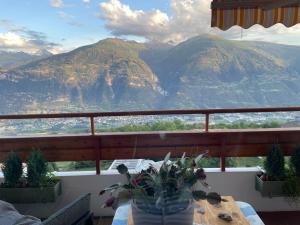 a table on a balcony with a view of a mountain at Corps Au Coeur in Montana