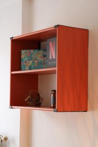 トロワにあるAppartementの壁に掛けられた赤いキャビネット