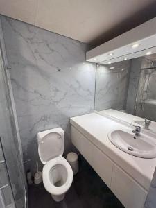 een badkamer met een wit toilet en een wastafel bij Large Quiet Whole House near Historic Gent Centre in Gent