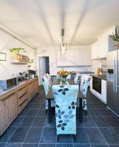 una cucina con un tavolo e delle sedie di Large Quiet Charming Rooms in House near Historic Gent Centre a Gand