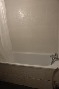 トロワにあるAppartementの浴室にある蛇口付きの白い浴槽 +24枚の写真