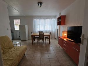 トロワにあるAppartementのソファとダイニングテーブルのあるリビングルーム