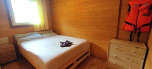 ein kleines Schlafzimmer mit einem Bett und einem Fenster in der Unterkunft Gumisiówka in Górzanka