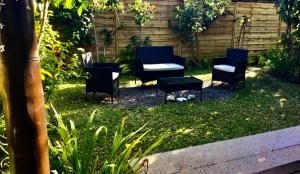 un grupo de sillas y una mesa en un patio en Faré Luciana Moorea en Moorea