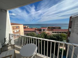 a balcony with a view of the ocean at La Panoràmica del Mar in Tarragona