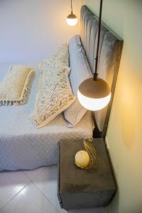 - une chambre avec un lit, une table et une lampe dans l'établissement Apartamento cómodo, agradable y económico, à Medellín