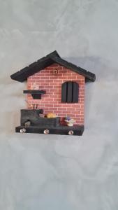 a small brick bird house on a wall at Chale Flat pousada do vini in Corumbau