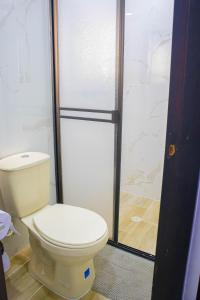 La salle de bains est pourvue d'une douche et de toilettes. dans l'établissement Apartamento cómodo, agradable y económico, à Medellín