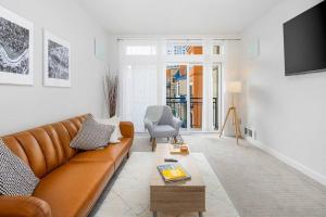 een woonkamer met een bank en een tv bij Needle's Edge - 99 Walkscore! in Seattle