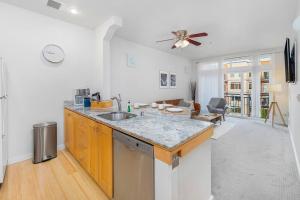 een keuken met een spoelbak en een woonkamer bij Needle's Edge - 99 Walkscore! in Seattle +18 foto's