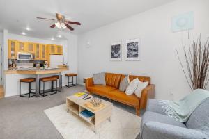 een woonkamer met een bank en een tafel bij Needle's Edge - 99 Walkscore! in Seattle