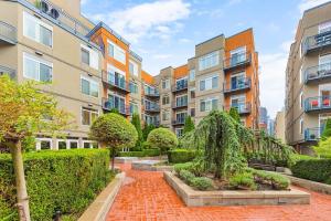 a courtyard in a apartment building with trees and bushes at Needle's Edge - 99 Walkscore! in Seattle