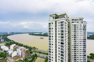 een luchtzicht op een hoog wit gebouw naast een rivier bij Diamond Island Highfloor RiverView 8min to D1 in Ho Chi Minh-stad