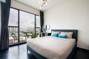 um quarto com uma cama grande e uma janela grande em Feliz en Vista New Duplex 2br Highclass em Ho Chi Minh
